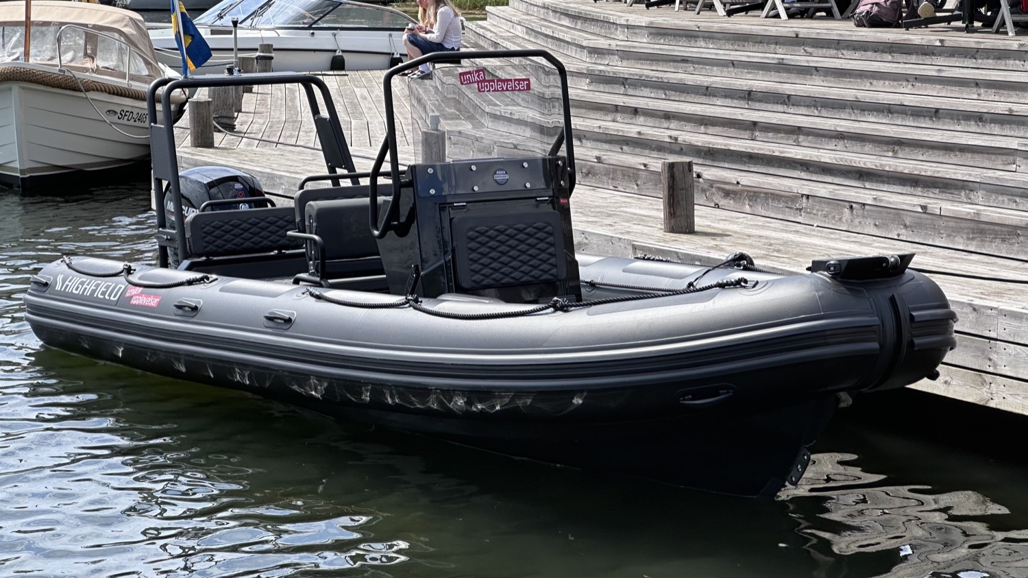 RIB båten vid bryggan