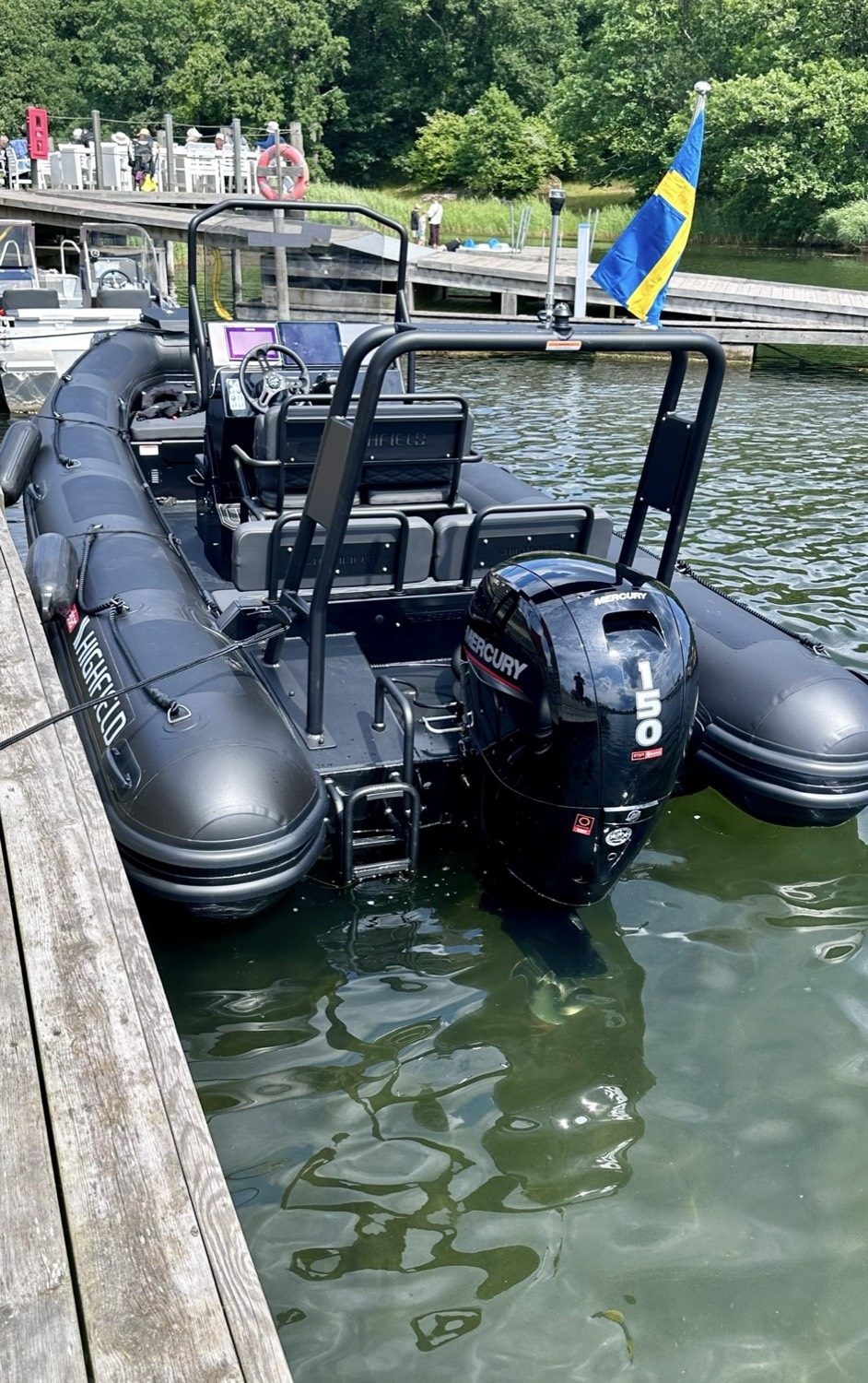 RIB båten på vattnet