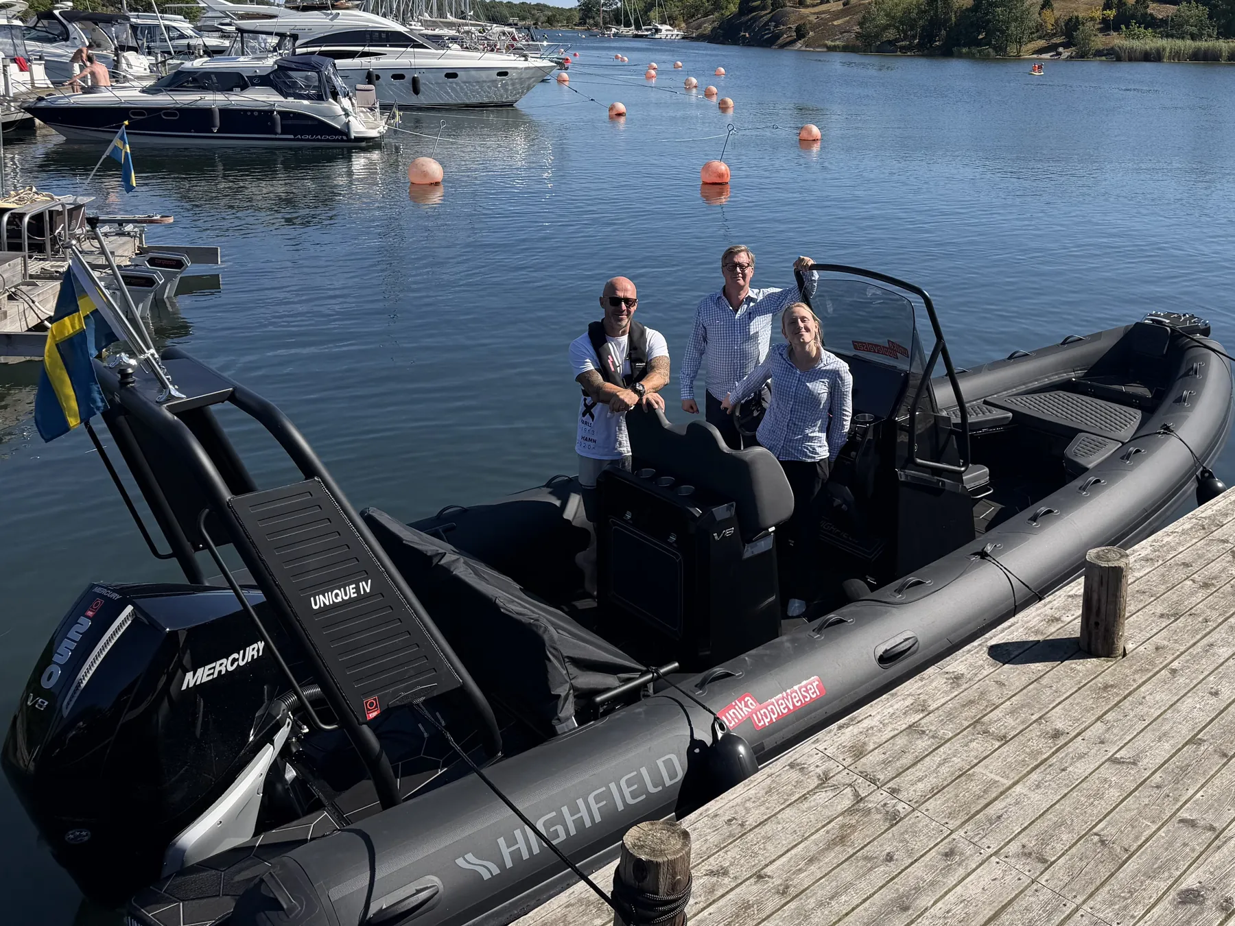 UNIQUE IV vid bryggan med besättning ombord