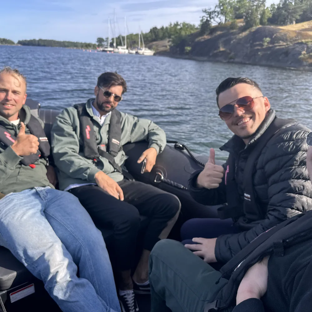 GBJ Bygg på RIB-tur med Unika Upplevelser